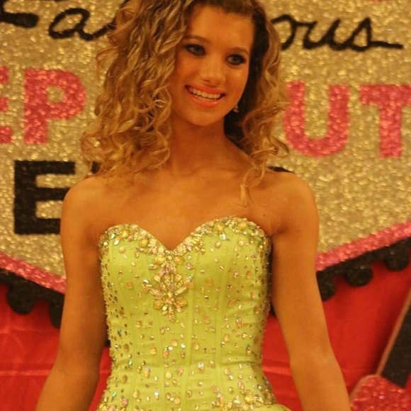 Prom/ pageant quinceanera - Picture 4 of 4